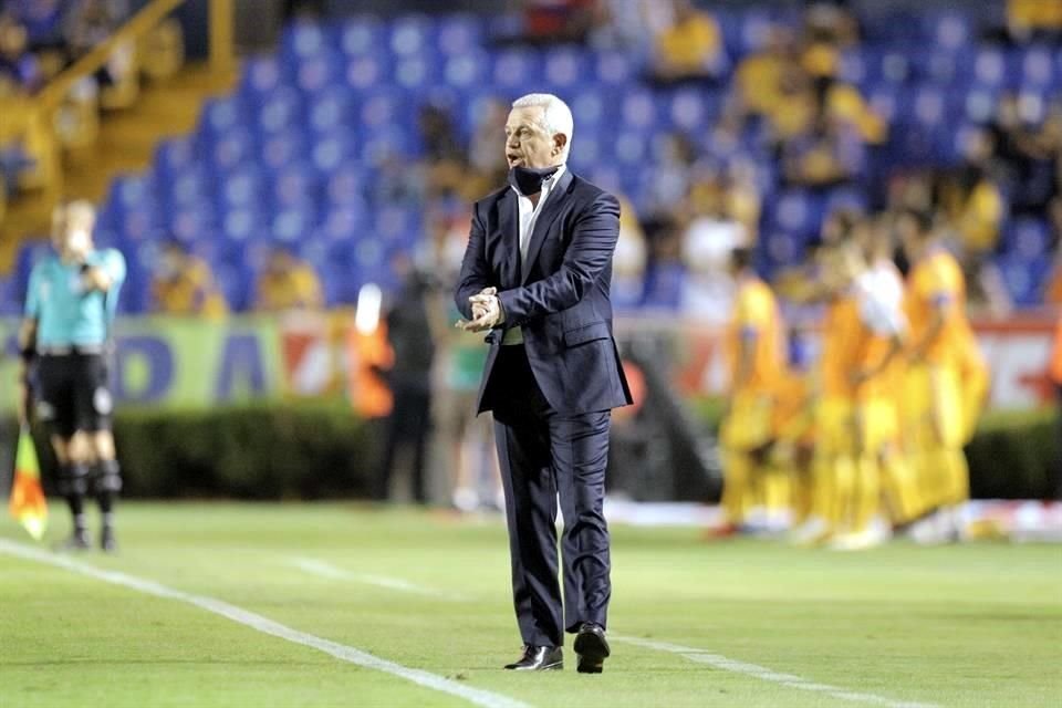 Javier Aguirre se estrenó con descalabro en los derbis norteños.