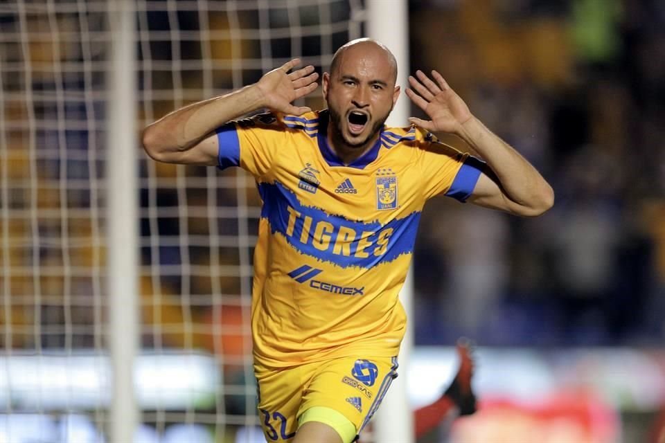 Carlos González marcó el primer gol de Tigres en el primer tiempo.