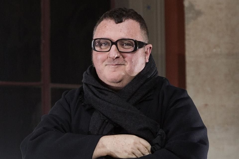 El diseñador Alber Elbaz falleció a los 59 años en París; las causas de su deceso no han sido reveladas aún.