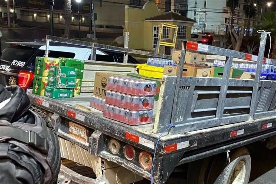 Policías aseguraron el camión donde ya habían cargado las cajas de cerveza y detuvieron al empleado y sus cómplices.