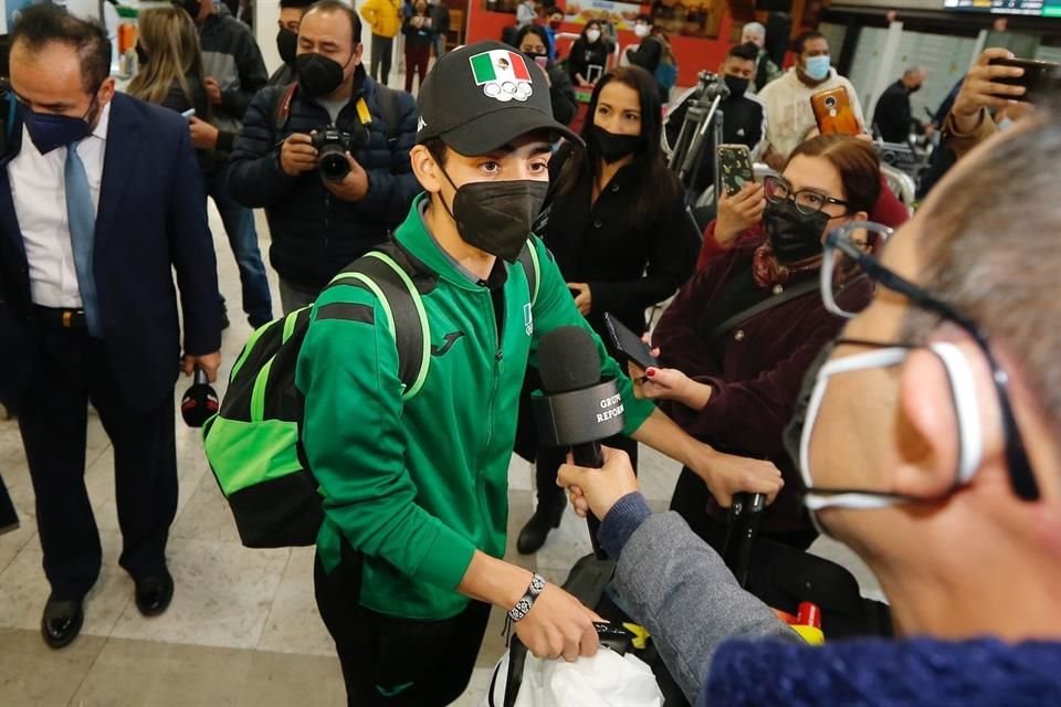 Con la mira puesta en los próximos Juegos Olímpicos de Invierno en Milán 2026, regresó el patinador de figura Donovan Carrillo de la capital china.