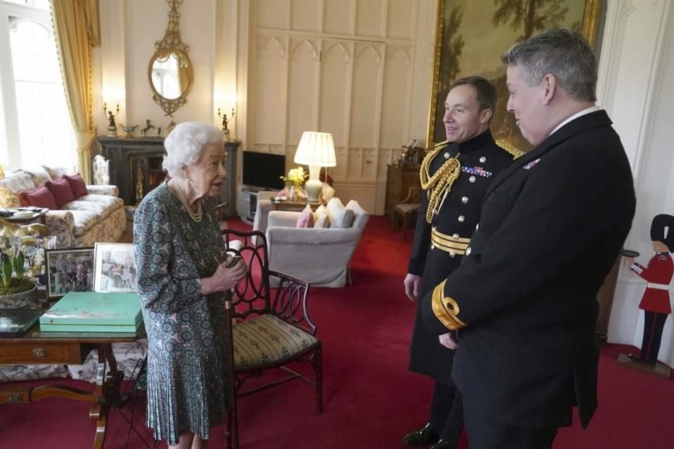 Más delgada y con problemas de movilidad, reapareció la Reina Isabel II en una audiencia en persona.