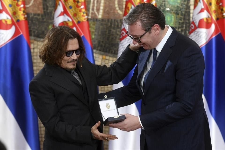 El actor Johnny Depp recibió una medalla de oro al Mérito por sus actividades públicas y culturales en el cine.