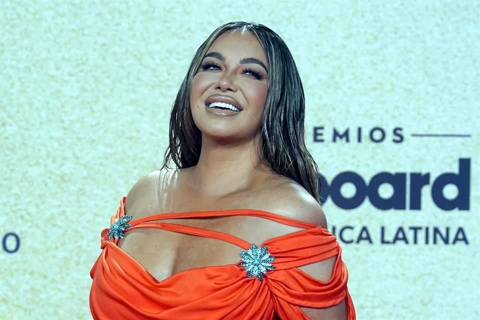 Chiquis Rivera lanza su nuevo libro 'Invencible' donde habla de sus romances, su carrera y cómo salió adelante tras la muerte de su madre Jenni Rivera.