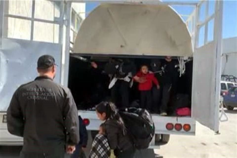 Los migrantes iban ocultos en un compartimento que simulaba ser un conjunto de tinacos.