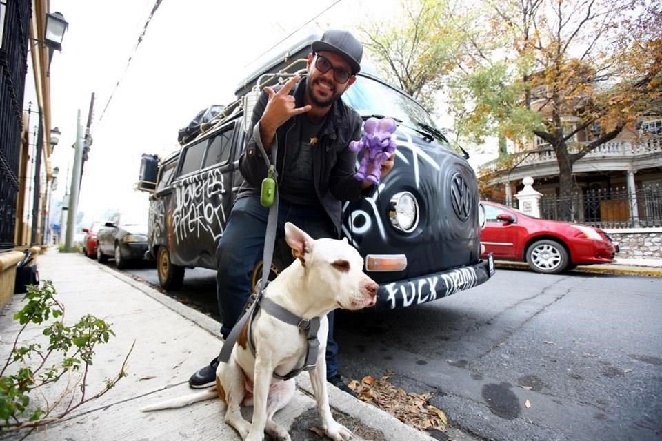 Der Müll recorre México a bordo de su combi y con su mascota 'Chuleta'.