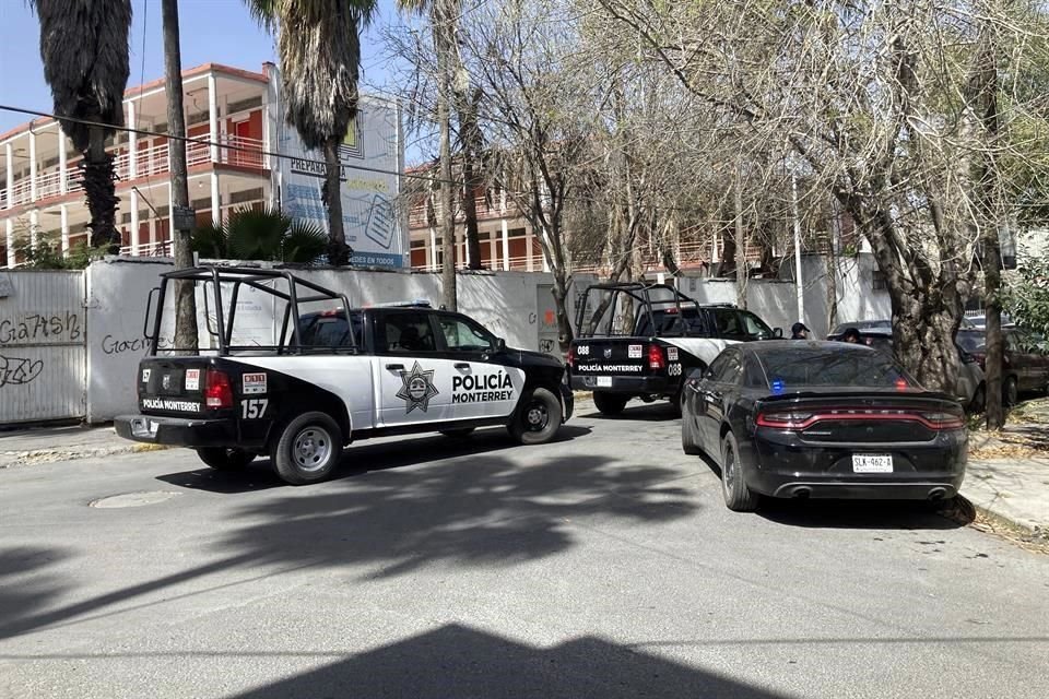 Policías de Monterrey y elementos de la Agencia Estatal de Investigaciones llegaron al plantel ubicado en la Colonia Del Prado.