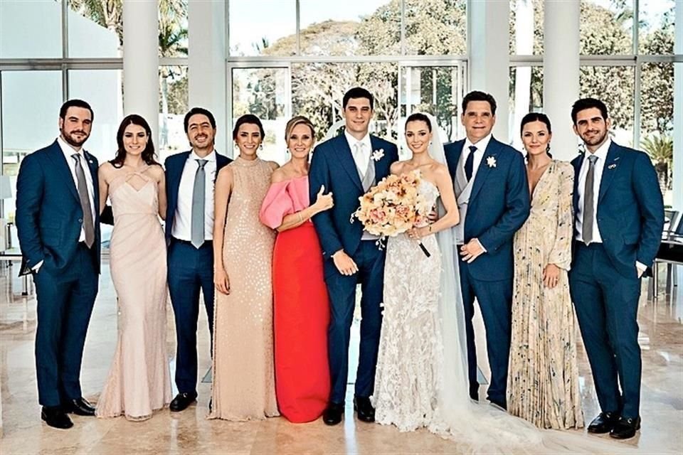 FAMILIA DEL NOVIO. Diego Guerra, Regina Villarreal, Pedro Califa, Cordelia Guerra de Califa, Graciela García de Guerra, los novios, Bernardo Guerra Treviño, Bárbara Hauser de Guerra y Bernardo Guerra