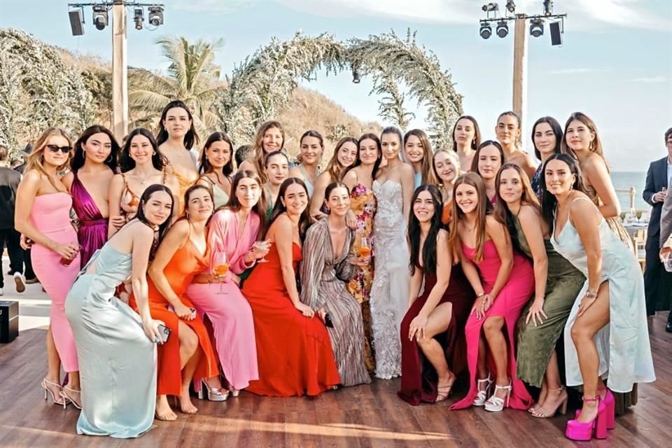 La novia con un grupo de amigas