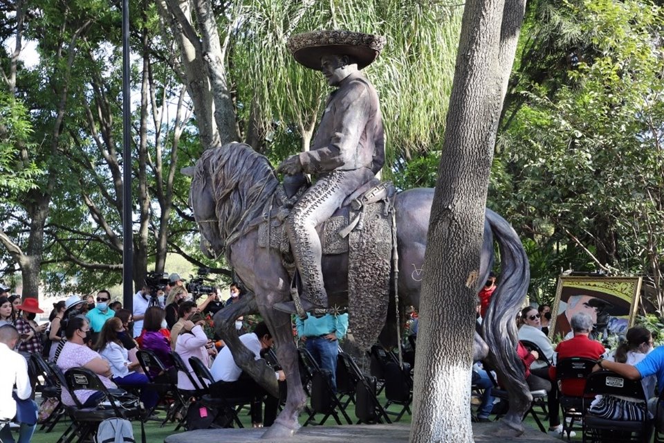 En el lugar hay una escultura de bronce de alrededor de un metro de altura, con la figura de un charro montando a caballo.