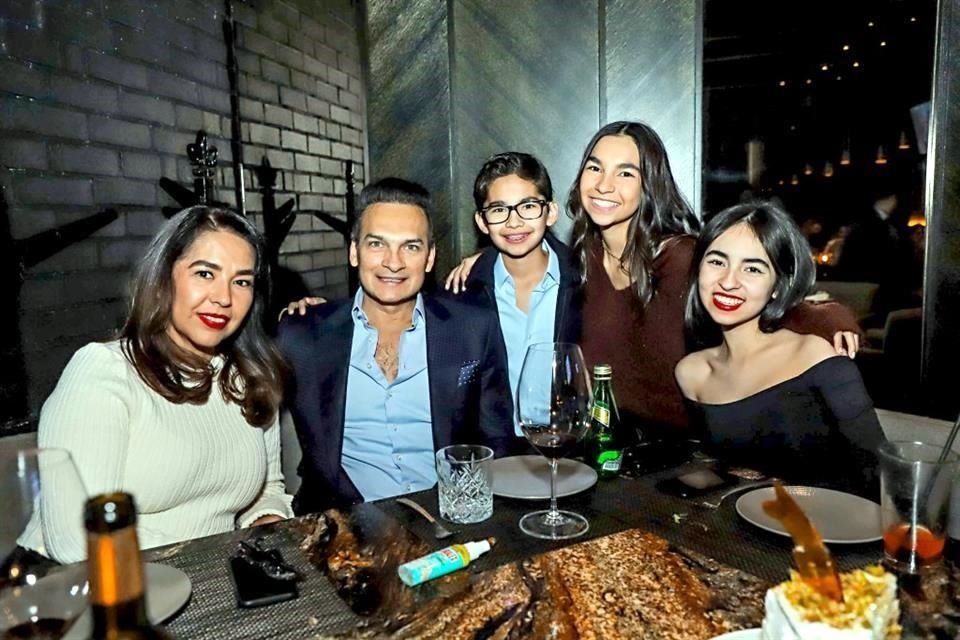 Elizabeth Martínez, Roberto Martínez, Roberto Martínez, Regina Martínez y Ana Paula Martínez