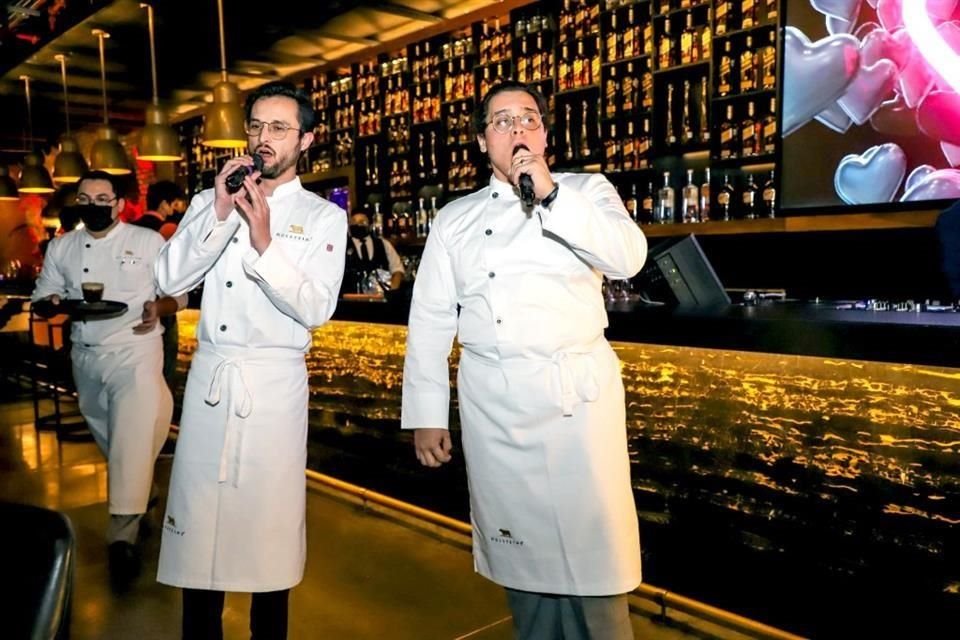 Tres tenores, vestidos de chef, interpretaron algunas melodías en el restaurante Holsteins.