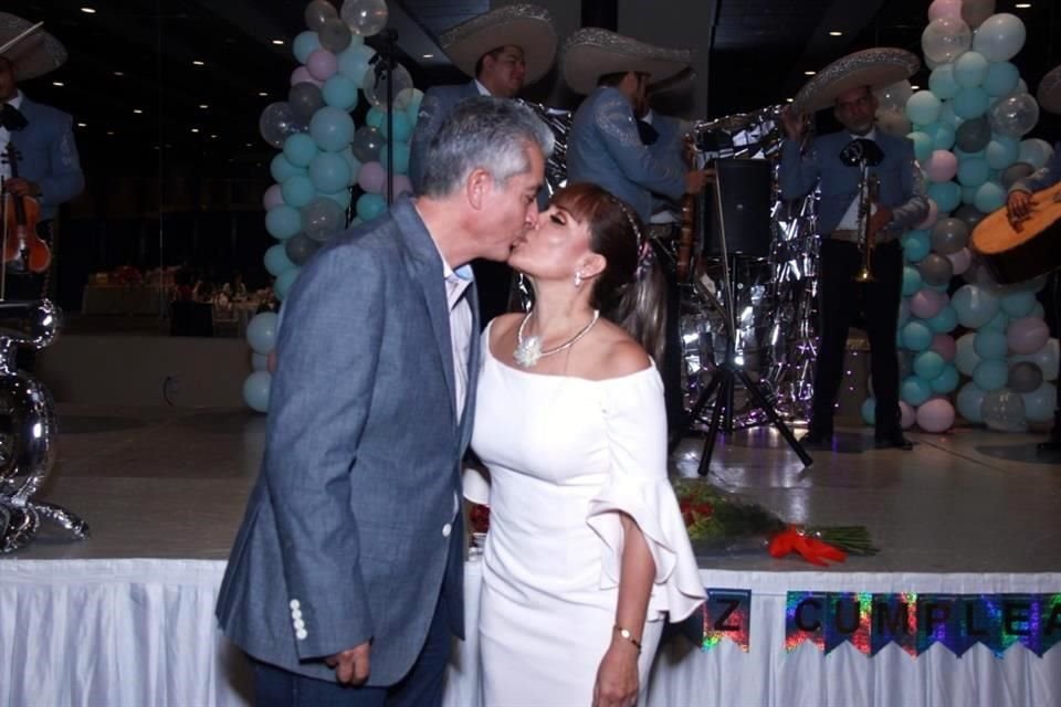 Adalberto Cantú Leal y Lupita Alonso de Cantú