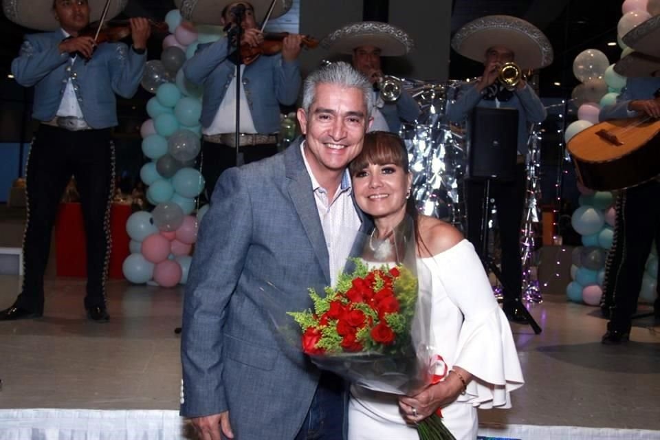 Adalberto Cantú Leal y Lupita Alonso de Cantú
