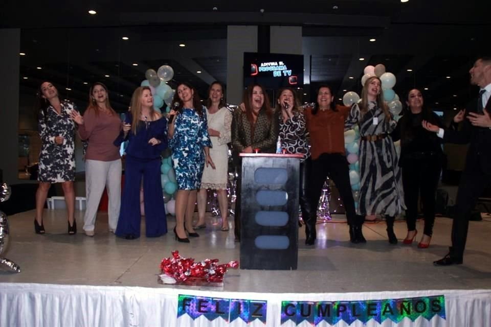 Las asistentes disfrutaron cantando diversas canciones.