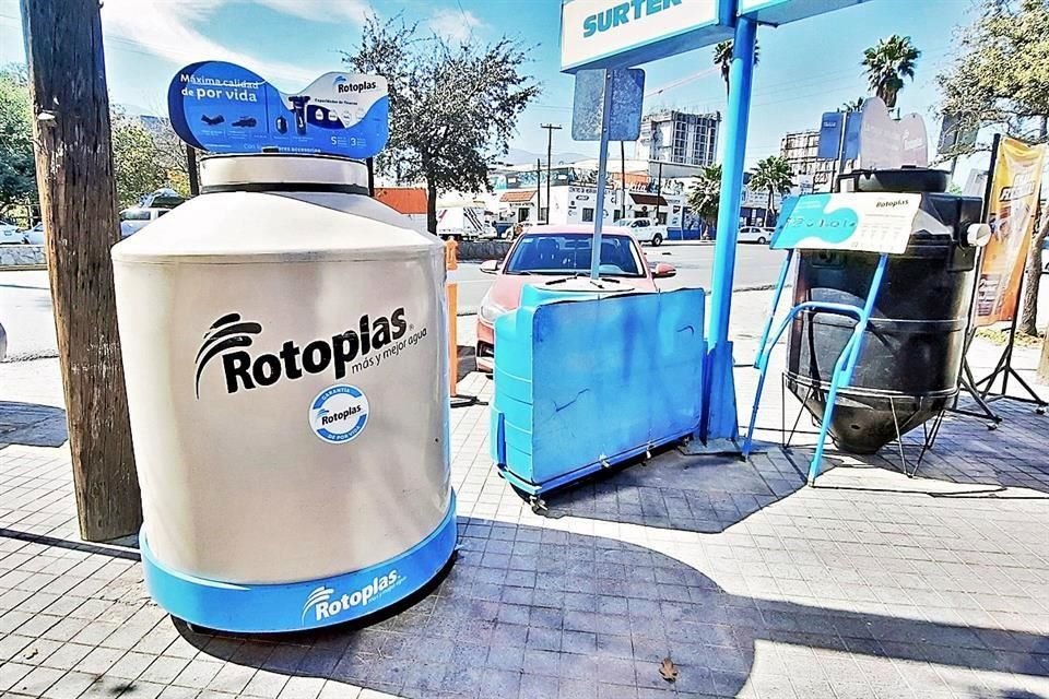 Junto a la Avenida Madero, afuera de la tienda Plomerama había un tinaco no vendido, por ser sólo de muestra. 