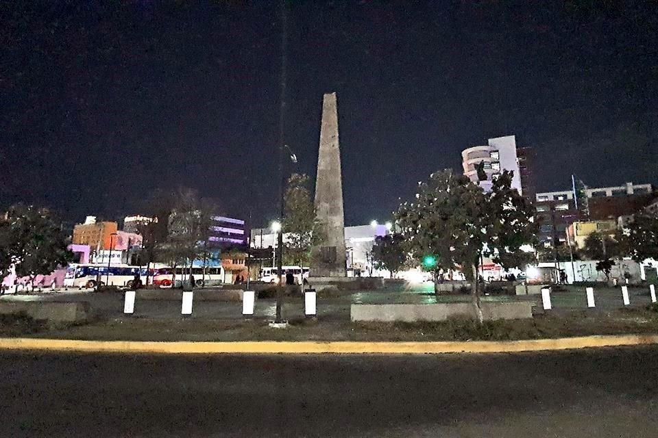 Las ocho luminarias alrededor de El Obelisco están apagadas, al igual que las luces de la fuente.