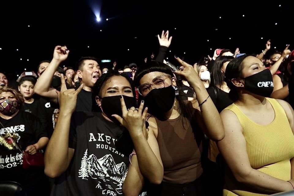 El grupo Caifanes actuó este sábado en el Palacio de los Deportes, donde honró a periodistas asesinados y alzó su voz contra el feminicidio.