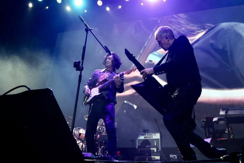 El grupo Caifanes actuó este sábado en el Palacio de los Deportes, donde honró a periodistas asesinados y alzó su voz contra el feminicidio.