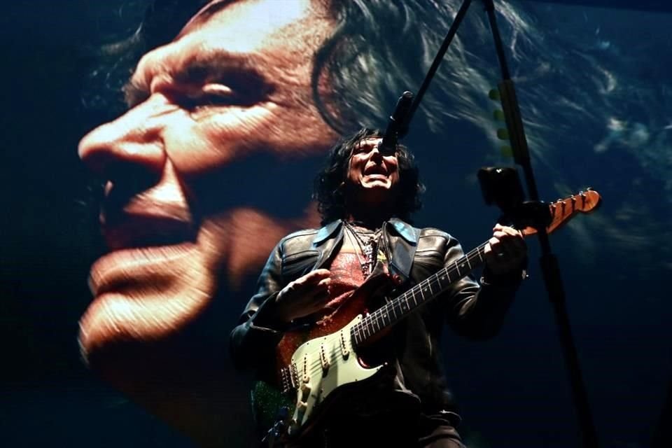 El grupo Caifanes actuó este sábado en el Palacio de los Deportes, donde honró a periodistas asesinados y alzó su voz contra el feminicidio.