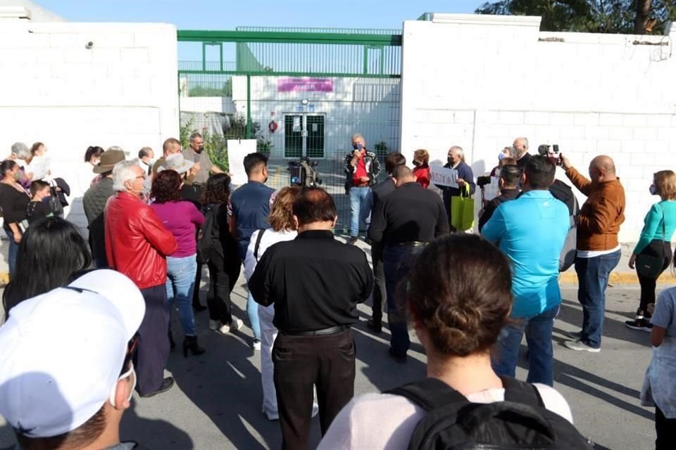 Al Albergue Fabriles llegaron familias a dejar veladoras y a exigir al Gobernador y a su esposa dar respuestas.