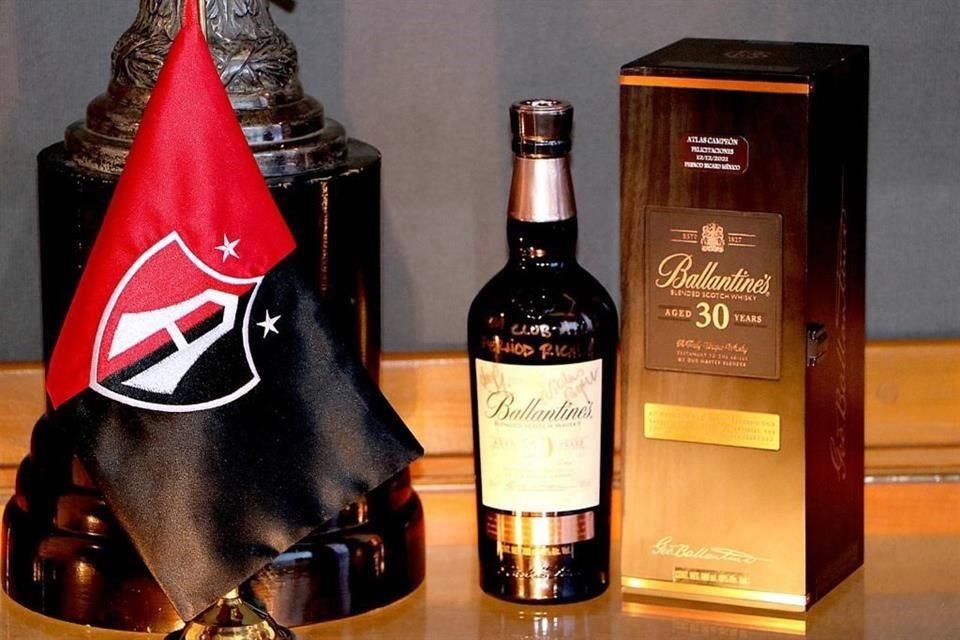 Una vez más el Atlas ha guardado una botella de whisky Ballatines esperando abrirla para festejar en caso de obtener otro título de Liga.