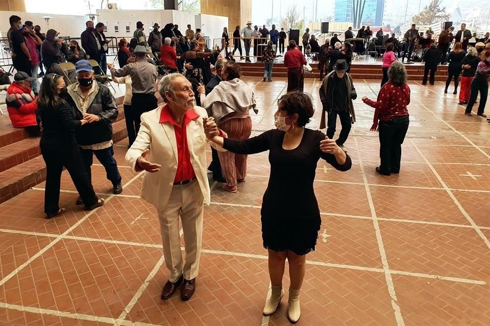 Decenas de adultos mayores volvieron a disfrutar de la música en vivo para bailar.