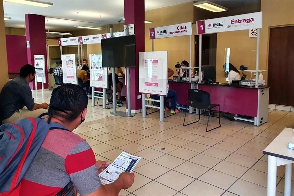 El INE explicó que el aumento en la demanda fue debido a que muchas personas están buscando renovar la credencial para votar en la consulta de la revocación de mandato