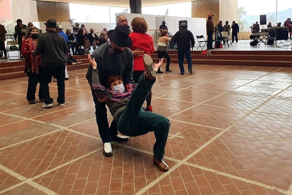 Con 51 años de casados, a Beatriz Gorena, de 80 años, y Max Rodríguez, de 86, les gusta bailar y relajarse.