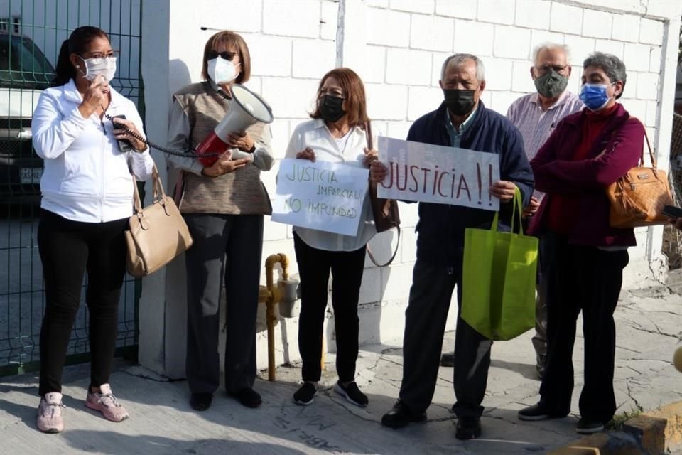 Un grupo de personas protestó ayer afuera de la sede del DIF en la Colonia Fabriles por la muerte del adolescente.