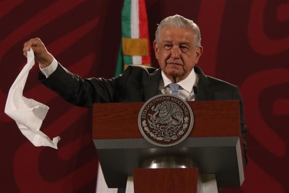 Ante desorden detectado por la ASF en el AIFA, el Presidente dijo que en su Gobierno no hay ladrones, pues ya no operan 'el Diablo y don X'.