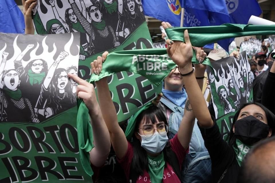 Activistas celebran afuera de la Corte Constitucional de Colombia tras el fallo que despenalizó el aborto.