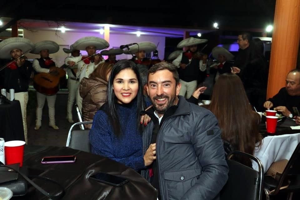 Gaby Galindo de Flores y Raymundo Flores