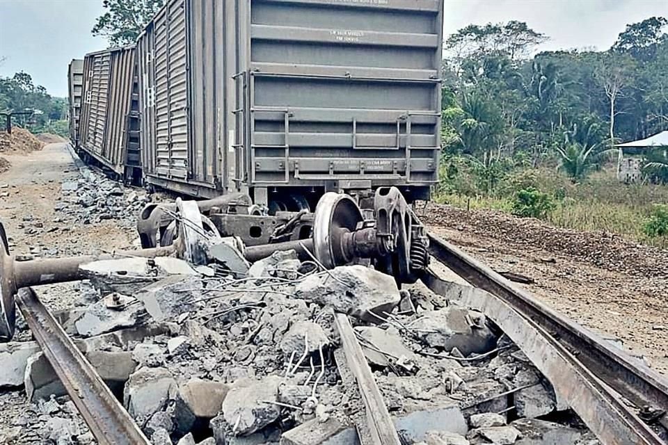 El paso de un tren destrozó los nuevos durmientes que son colocados en la vía del Istmo de Tehuantepec.