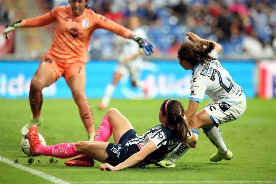 Daniela Solís peleando una pelota hasta la línea de meta queretana.