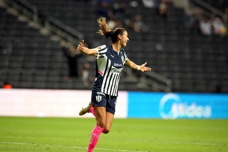 Cristina Burkenroad abrió el marcador, anotando su tercer gol de la campaña.