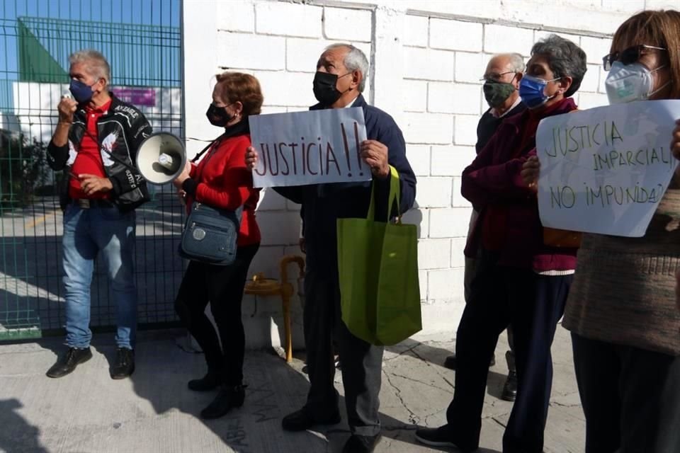 Colectivos, ciudadanos y abogados se manifestaron el domingo afuera del Albergue DIF Fabriles.