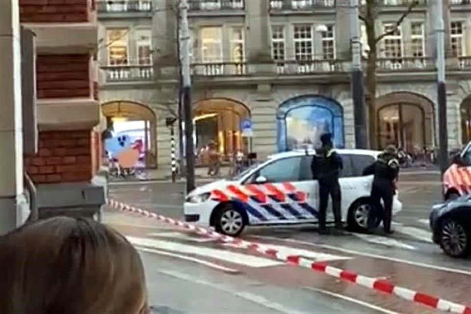Videos en redes sociales mostraron a la Policía pidiendo al agresor soltar a los rehenes.
