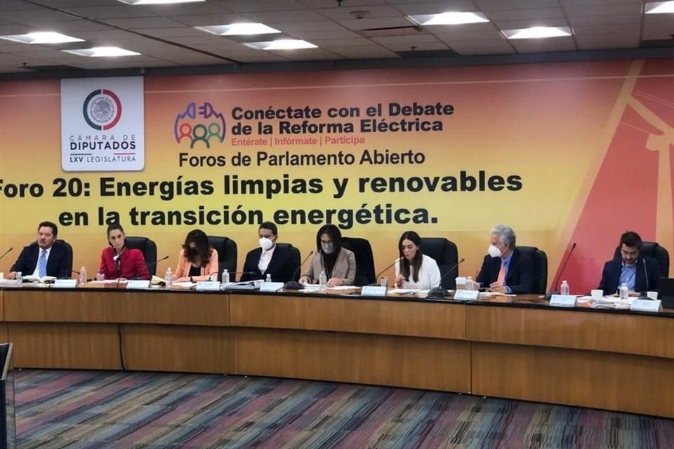 Organizaciones de jóvenes urgen una transición energética justa y acabar con el modelo extractivista en la generación de energía.
