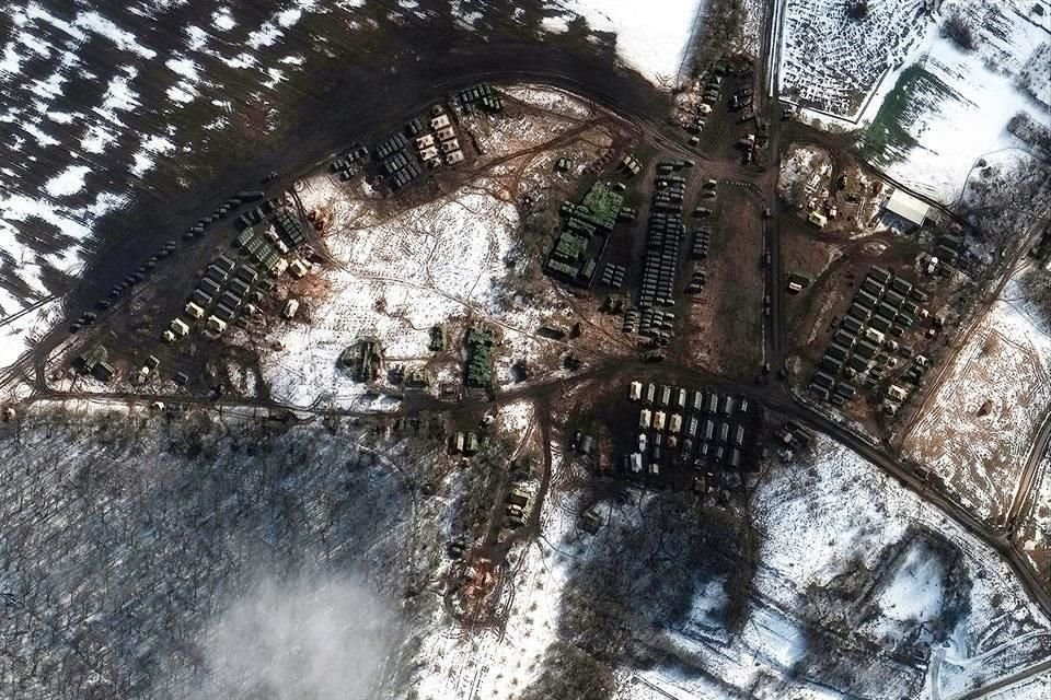 Esta imagen satelital de Maxar Technologies muestra nuevo despliegue de tropas y equipo en áreas rurales al suroeste de Belgorod, Rusia, a menos de 20 kilómetros  de la frontera con Ucrania.