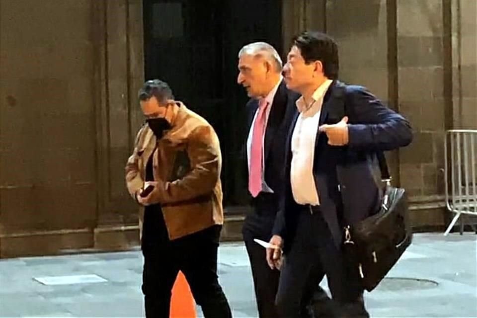 Mario Delgado, líder de Morena, fue acompañado por Adán Augusto, titular de Segob, cuando salió de Palacio Nacional.