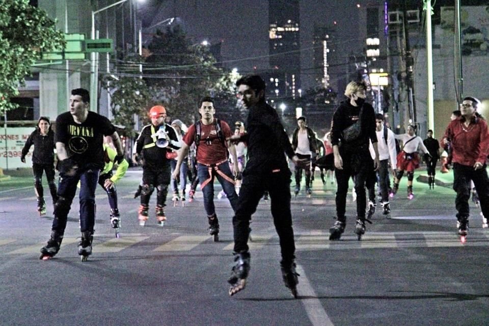 Decenas de patinadores salen a las calles de Monterrey y San Pedro los martes y jueves por la noche.