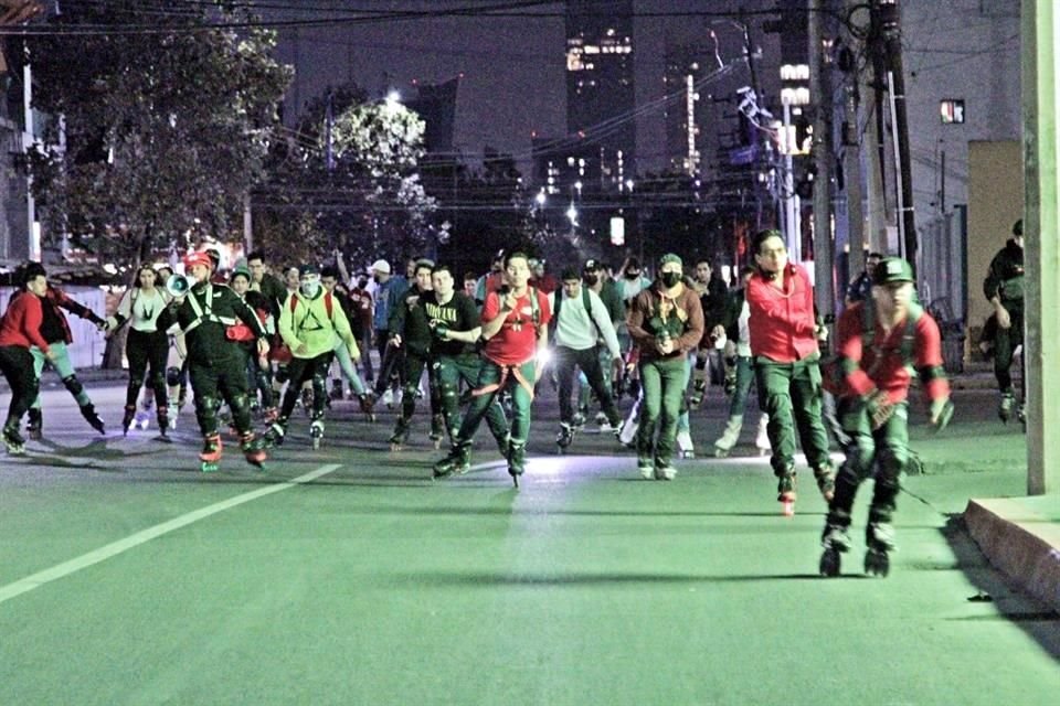 Decenas de patinadores salen a las calles de Monterrey y San Pedro los martes y jueves por la noche.