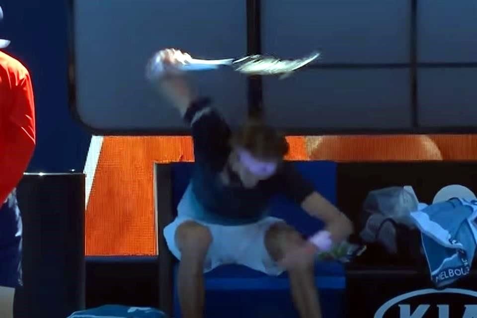 En 2019, Zverev descargó su frustración con su raqueta en juego ante Milos Raonic por Octavos de Final del Australian Open y terminó destrozada.