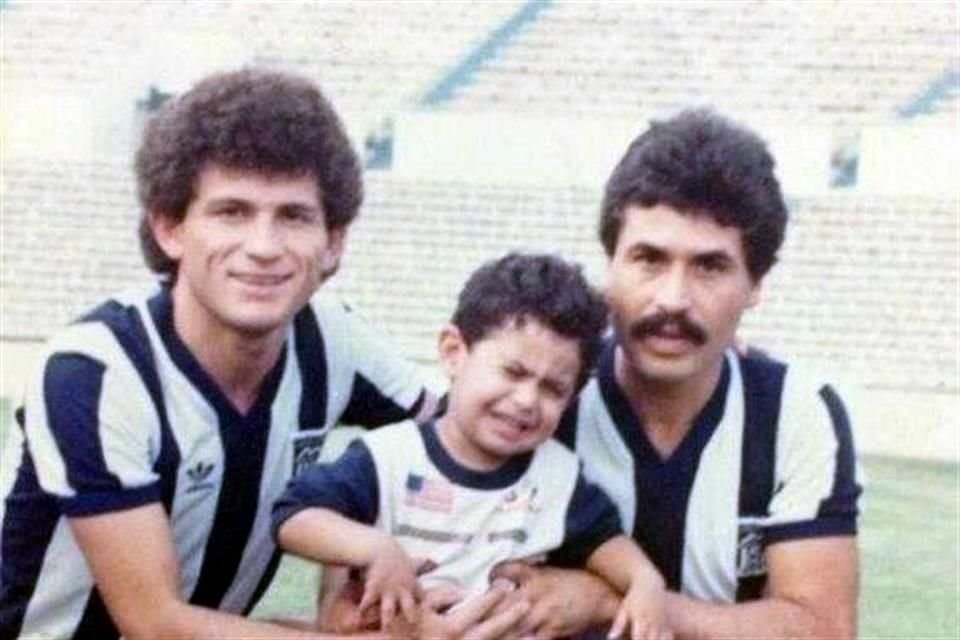 Cuauhtémoc Vargas (der.) fue parte del Rayados campeón en 1986.