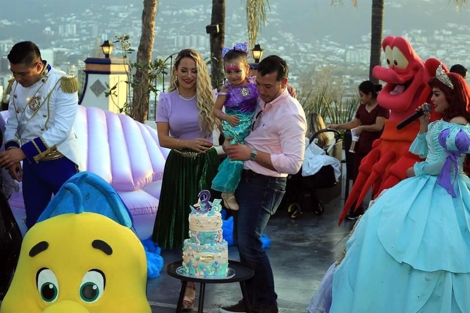 Vivi Villarreal de Pérez Salinas, la festejada y David Pérez Salinas Montemayor