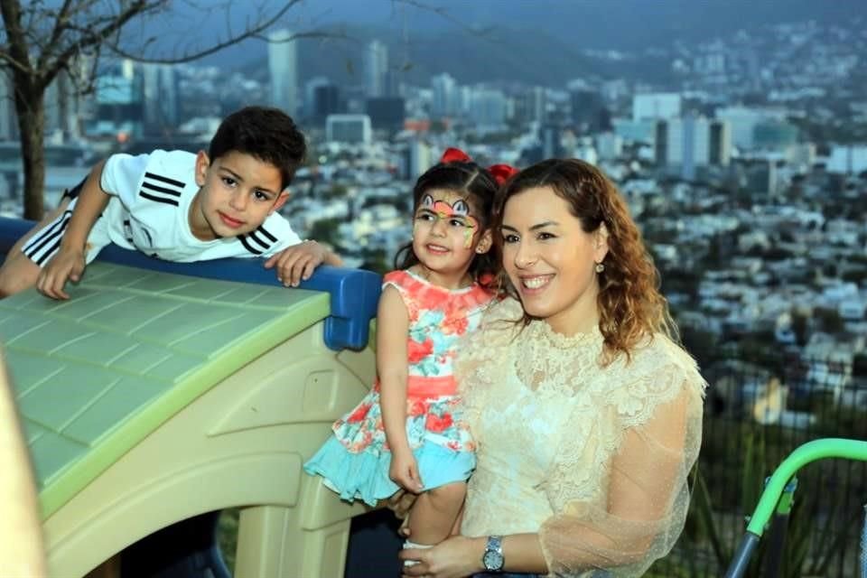 Rodrigo Sada, Sandy Sada y Sandra Villarreal de Sada
