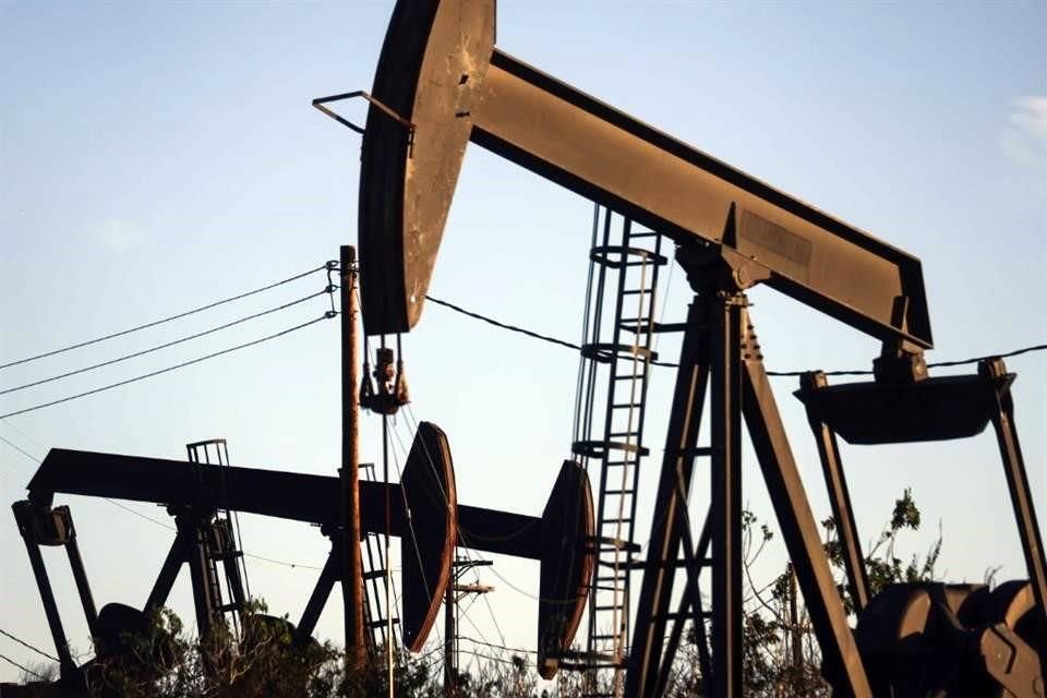 El petróleo se desplomó cuando Moscú dijo que reduciría drásticamente las operaciones militares cerca de Kiev, la capital ucraniana, después de que los negociadores de Ucrania y Rusia terminaron las discusiones en Turquía con el objetivo de reducir la intensidad de la guerra.
