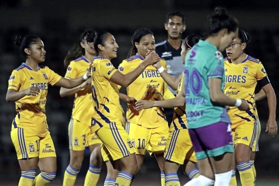 Stephany Mayor festeja junto a sus compañeras su gol.