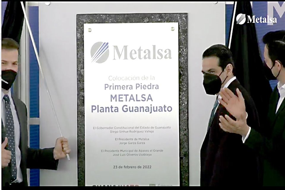 Jorge Garza Garza, presidente de Metalsa, en la develación de la placa que simboliza la colocación de la primera piedra de la nueva planta en Guanajuato.